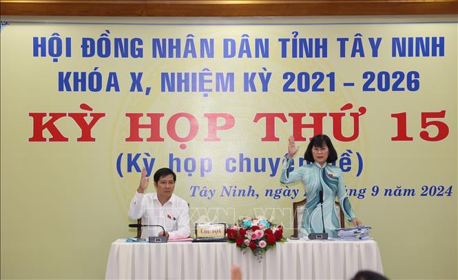 Bí thư Tỉnh ủy, Chủ tịch HĐND tỉnh Tây Ninh Nguyễn Thành Tâm (bên trái) biểu quyết thông qua các Nghị quyết. Ảnh: Thanh Tân - TTXVN