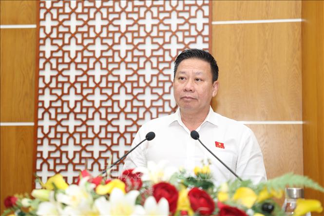 Chủ tịch UBND tỉnh Tây Ninh Nguyễn Thanh Ngọc thông qua tờ trình miễn nhiệm, bầu bổ sung các chức vụ của UBND tỉnh. Ảnh: Thanh Tân - TTXVN