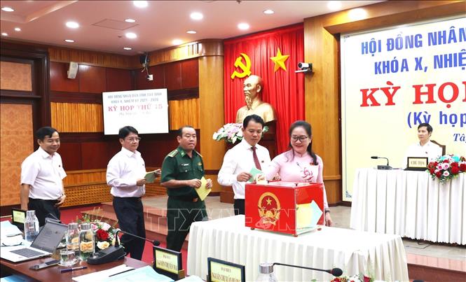 Các đại biểu bỏ phiếu bầu bổ sung các chức vụ của HĐND, UBND tỉnh Tây Ninh. Ảnh: Thanh Tân - TTXVN