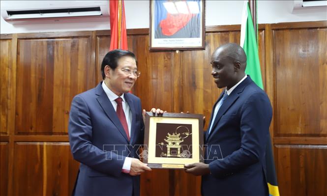 Trưởng Ban Nội chính Trung ương Phan Đình Trạc trao tặng phẩm lưu niệm cho Phó Thủ tướng Tanzania Doto Mashaka Biteko. Ảnh: Hồng Minh - PV TTXVN tại châu Phi

