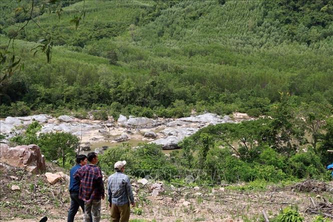 Vị trí dự kiến xây dựng nhà máy thủy điện Khe Cách là dòng suối cạn ở xã Phú Mỡ. Ảnh: Xuân Triệu – TTXVN