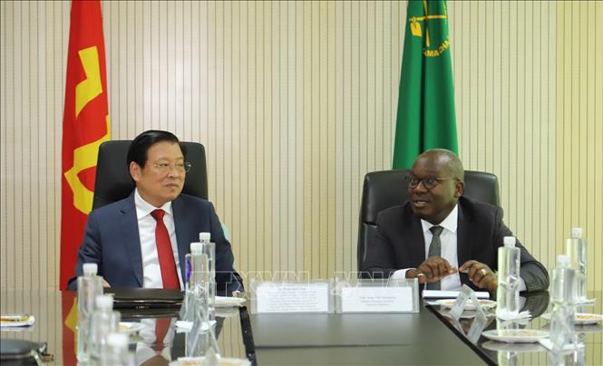 Trưởng Ban Nội chính Trung ương Phan Đình Trạc làm việc với Phó Tổng thư ký Đảng Cách mạng Tanzania (CCM) John Mongella. Ảnh: Hồng Minh - PV TTXVN tại châu Phi
