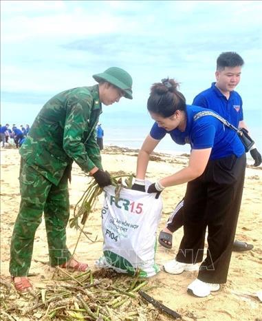Thu gom rác thải tại bãi biển Nhật Lệ, thành phố Đồng Hới, tỉnh Quảng Bình. Ảnh: TTXVN phát