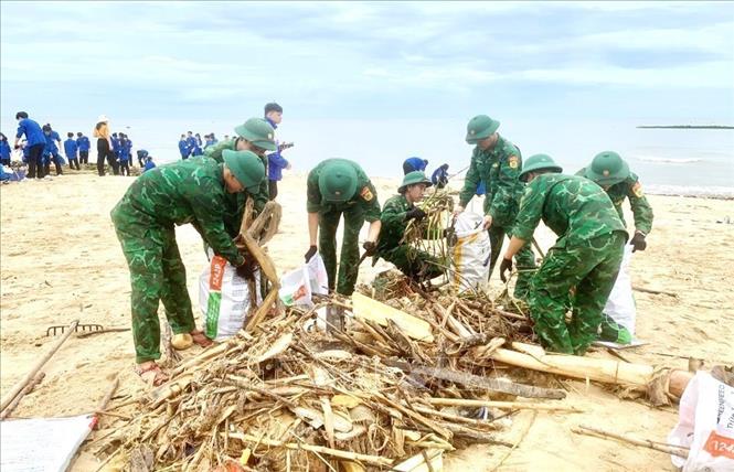 Thu gom rác thải tại các bãi biển trên địa bàn thành phố Đồng Hới (Quảng Bình). Ảnh: TTXVN phát