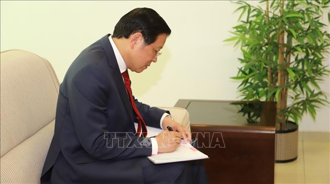 Trưởng Ban Nội chính Trung ương Phan Đình Trạc ghi sổ lưu niệm tại Đảng Cách mạng Tanzania (CCM). Ảnh: Hồng Minh - p/v TTXVN tại châu Phi