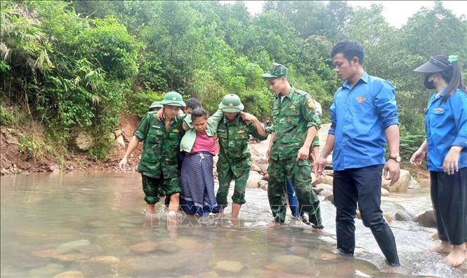 Các lực lượng hỗ trợ người dân qua lại ngầm tràn, điểm giao thông đảm bảo an toàn. Ảnh: TTXVN phát