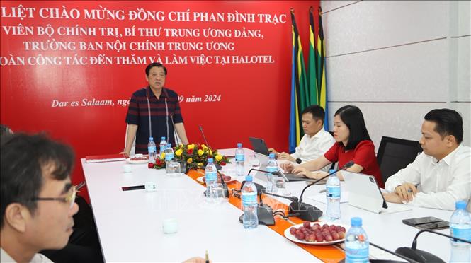 Trưởng Ban Nội chính Trung ương Phan Đình Trạc phát biểu buổi làm việc với công ty Halotel (Viettel Tanzania). Ảnh: Hồng Minh - p/v TTXVN tại châu Phi