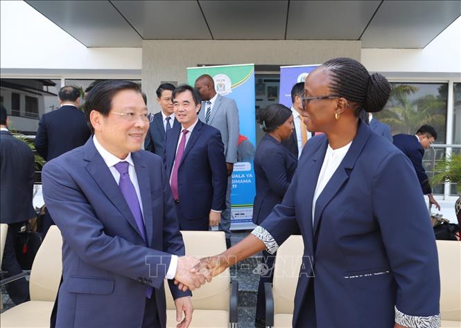 Trưởng Ban Nội chính Trung ương Phan Đình Trạc gặp Phó Chủ tịch Cơ quan phòng chống tham nhũng Tanzania Neema Mwakalyelye. Ảnh: Hồng Minh - p/v TTXVN tại châu Phi