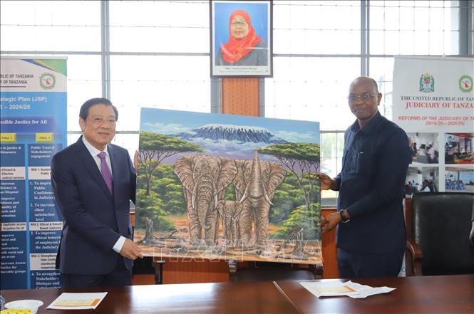 Trưởng Ban Nội chính Trung ương Phan Đình Trạc nhận quà lưu niệm của Trưởng Quản trị Tòa án Tanzania Elisante Ole Gabriel tại buổi làm việc cùng Cơ quan Tư pháp Tanzania. Ảnh: Hồng Minh - p/v TTXVN tại châu Phi