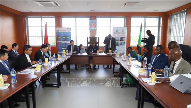 Trưởng Ban Nội chính Trung ương Phan Đình Trạc làm việc với Cơ quan Tư pháp Tanzania. Ảnh: Hồng Minh - p/v TTXVN tại châu Phi