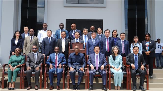 Đoàn đại biểu Đảng Cộng sản Việt Nam chụp ảnh lưu niệm cùng Cơ quan Tư pháp Tanzania. Ảnh: Hồng Minh - p/v TTXVN tại châu Phi