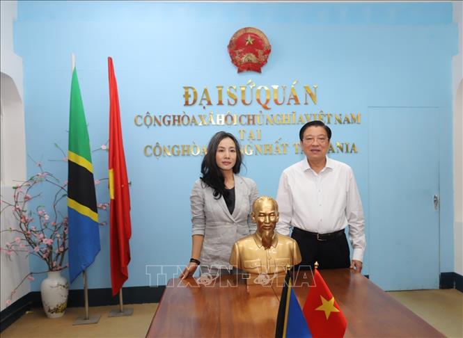 Đồng chí Phan Đình Trạc tặng tượng Bác Hồ cho Đại sứ quán Việt Nam tại Tanzania. Ảnh: Hồng Minh - p/v TTXVN tại châu Phi