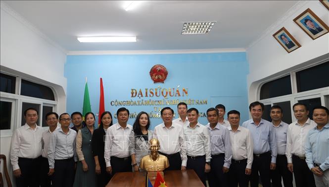 Trưởng Ban Nội chính Trung ương Phan Đình Trạc cùng đoàn công tác đến thăm cán bộ, nhân viên Đại sứ quán Việt Nam tại Tanzania. Ảnh: Hồng Minh - p/v TTXVN tại châu Phi