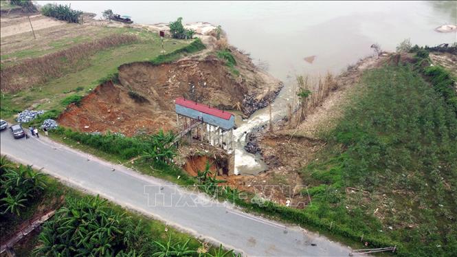 Mưa lũ làm sạt lở nghiêm trọng chân cống Duỗn, gây ảnh hưởng đến tỉnh lộ 323, xã Phú Lâm (Đoan Hùng, Phú Thọ). Ảnh: Tạ Toàn – TTXVN