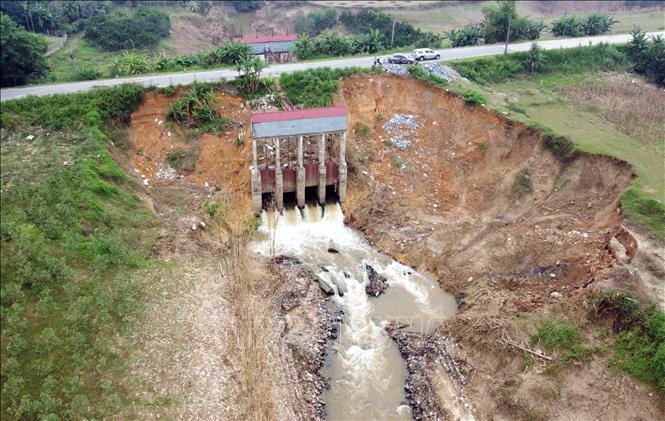 Mưa lũ đã làm sạt lở nghiêm trọng đến vực chân cống Duỗn gây ảnh hưởng đến chân đường tỉnh lộ 323, xã Phú Lâm (Đoan Hùng, Phú Thọ). Ảnh: Tạ Toàn – TTXVN