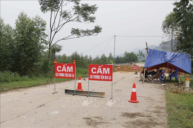 Các cơ quan chức năng cắm biển báo khu vực sạt lở nguy hiểm, đồng thời cấm người và phương tiện qua lại. Ảnh: Tạ Toàn – TTXVN 