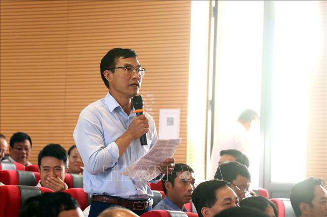 Cử tri huyện Phù Cừ phát biểu ý kiến tại buổi tiếp xúc cử tri. Ảnh: Mai Ngoan-TTXVN