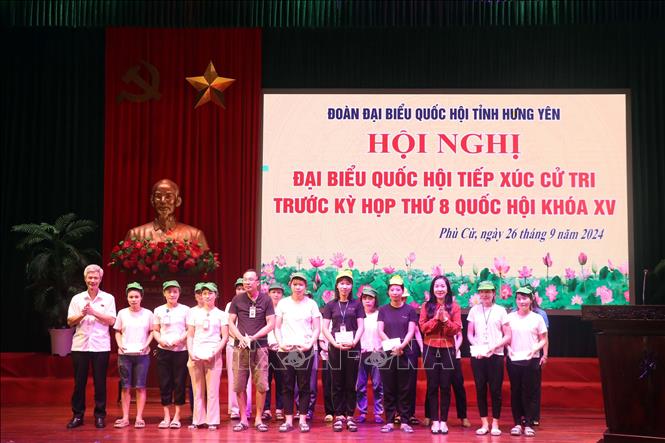 Đoàn ĐBQH tỉnh Hưng Yên trao quà cho công nhân, người lao động trên địa bàn huyện Phù Cừ. Ảnh: Mai Ngoan-TTXVN
