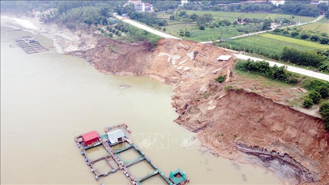 Điểm sạt lở khoảng 100m chiều dài taluy âm, gây đứt đường, chia cắt giao thông đoạn từ km43+750 đến km43+800 trên tỉnh lộ 323 thuộc địa bàn xã Hùng Long (Đoan Hùng, Phú Thọ). Ảnh: Tạ Toàn – TTXVN
