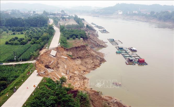 Sạt lở làm đứt gãy, chia cắt giao thông tỉnh lộ 323 trên địa bàn huyện Đoan Hùng, tỉnh Phú Thọ. Ảnh: Tạ Toàn – TTXVN