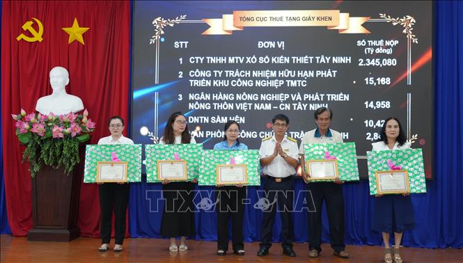 Lãnh đạo Cục Thuế tỉnh Tây Ninh đại diện tặng Giấy khen của Tổng Cục Thuế cho 5 doanh nghiệp trên địa bàn tỉnh Tây Ninh. Ảnh: Minh Phú – TTXVN