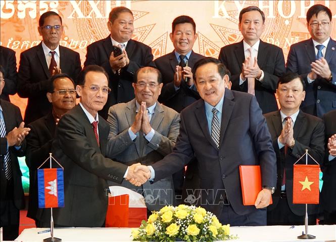 Signing the minutes of the meeting. VNA Photo: Quốc Dũng 