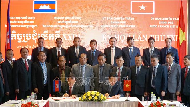 Signing the minutes of the meeting. VNA Photo: Quốc Dũng 