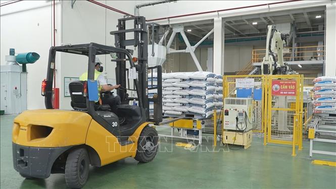 Vận chuyển sản phẩm tại nhà máy thức ăn chăn nuôi Gold Coin Feedmill Long An. Ảnh: TTXVN phát