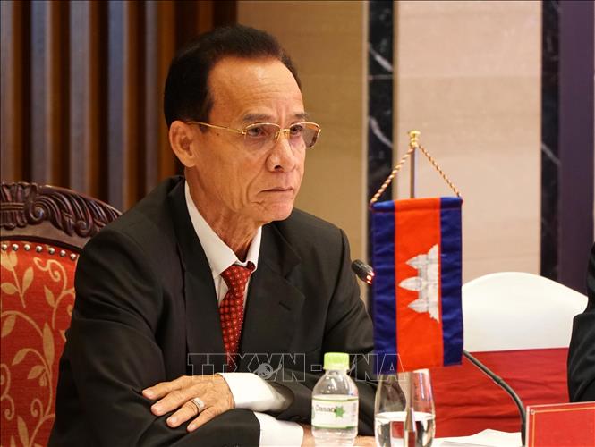 Vice Chairman of the Cambodian Government's Specialised Committee Chum Soyath at the meeting. VNA Photo: Quốc Dũng 