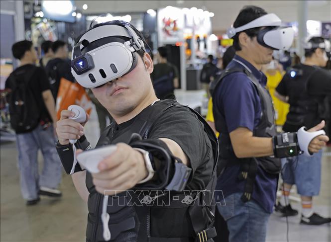 Khách tham quan trải nghiệm trò chơi thực tế ảo tại Triển lãm trò chơi điện tử Tokyo ở thành phố Chiba, Nhật Bản, ngày 26/9/2024. Ảnh: Kyodo/TTXVN
