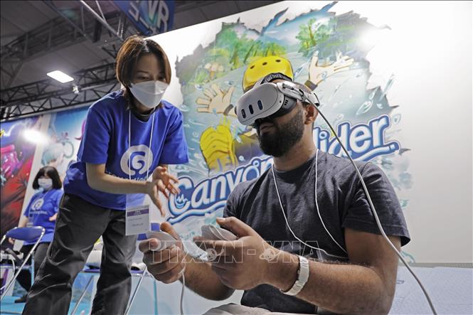 Khách tham quan trải nghiệm trò chơi thực tế ảo tại Triển lãm trò chơi điện tử Tokyo ở thành phố Chiba, Nhật Bản, ngày 26/9/2024. Ảnh: Kyodo/TTXVN