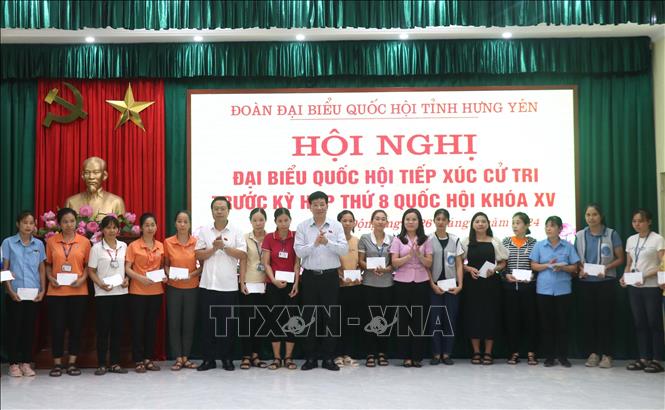 Đoàn Đại biểu Quốc hội tỉnh Hưng Yên tặng quà cho đoàn viên công đoàn huyện Kim Động có hoàn cảnh khó khăn. Ảnh: Mai Ngoan-TTXVN