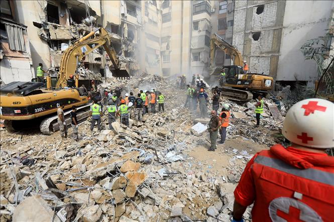 Lực lượng cứu hộ dọn dẹp đống đổ nát sau cuộc tập kích của Israel tại Beirut, Liban ngày 21/9/2024. Ảnh: THX/TTXVN
