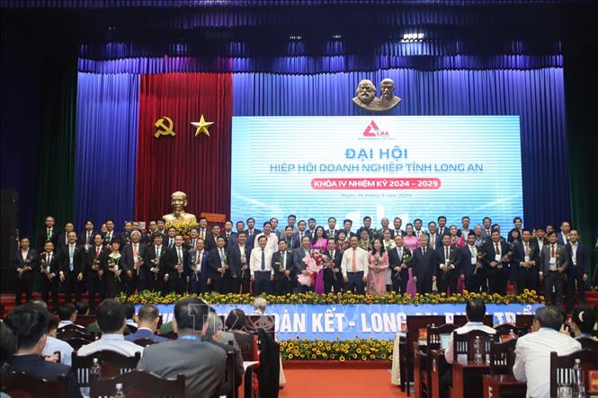 Ban Chấp hành Hiệp hội doanh nghiệp tỉnh Long An nhiệm kỳ 2024 -2029 ra mắt Đại hội. Ảnh: Bùi Giang - TTXVN