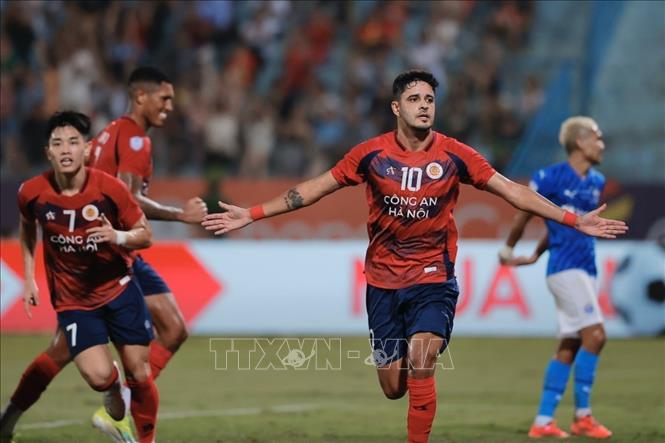 Cầu thủ Leo Artur (số 10) ghi bàn thắng mở tỷ số cho CLB Công An Hà Nội. Ảnh: Minh Quyết - TTXVN
