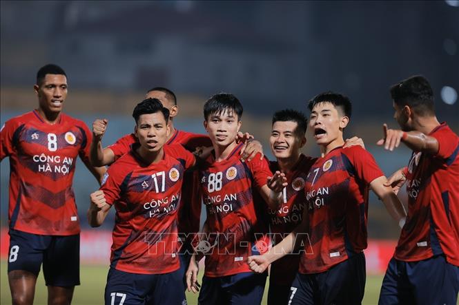 Kết thúc trận đấu, CLB Công An Hà Nội giành chiến thắng cách biệt với tỷ số 5-0. Ảnh: Minh Quyết - TTXVN