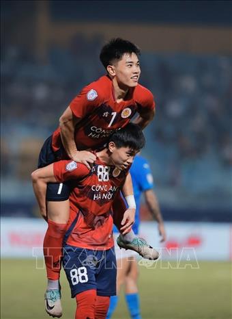 Cầu thủ Lê Văn Đô ghi bàn thắng nâng tỷ số lên 3-0 cho CAHN. Ảnh: Minh Quyết - TTXVN