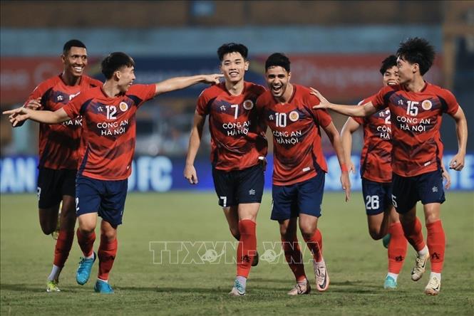 Cầu thủ Leo Artur (số 10) hoàn tất cú hattrick ở những phút cuối của trận đấu. Ảnh: Minh Quyết - TTXVN