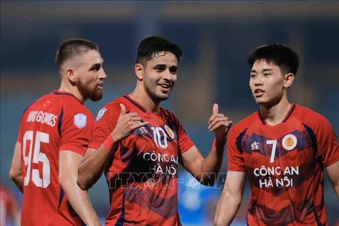 Cầu thủ Leo Artur (số 10) ghi bàn thắng mở tỷ số cho CLB Công An Hà Nội. Ảnh: Minh Quyết - TTXVN
