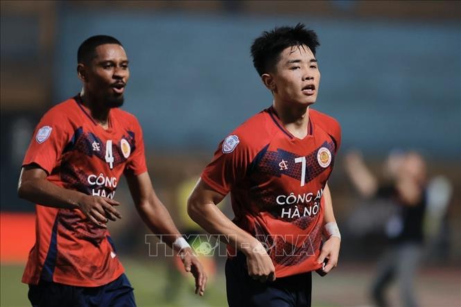 Cầu thủ Đình Bắc (số 7) ghi bàn nâng tỷ số lên 2-0 cho CAHN. Ảnh: Minh Quyết - TTXVN
