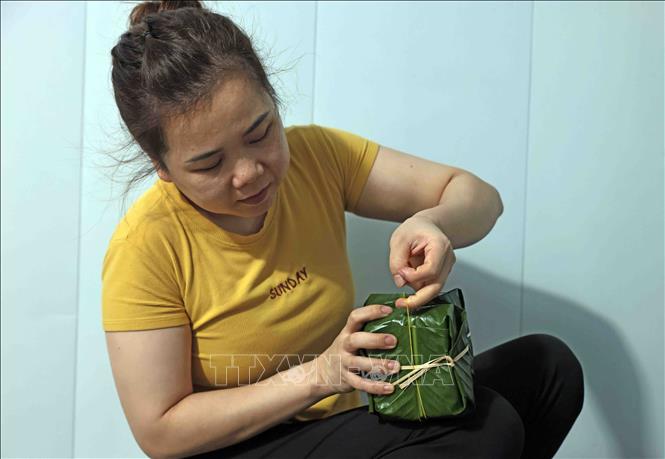 Đóng gói bánh dầy tại cơ sở bánh dầy Tấn Toan. Ảnh: Trần Việt - TTXVN