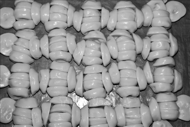 Bánh được xếp sẵn 6 chiếc một để gói. Ảnh: Trần Việt - TTXVN