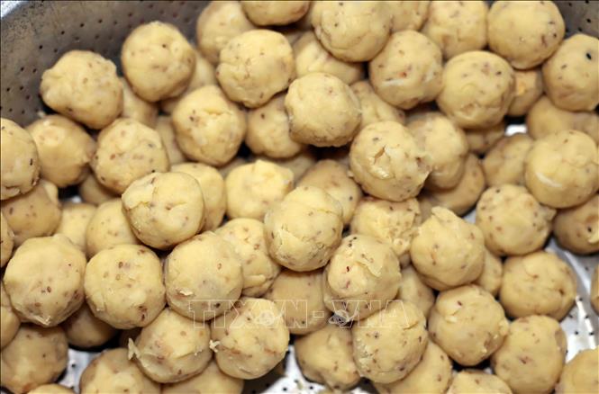 Nhân bánh được nắm đều trước khi gói bột nếp. Ảnh: Trần Việt - TTXVN