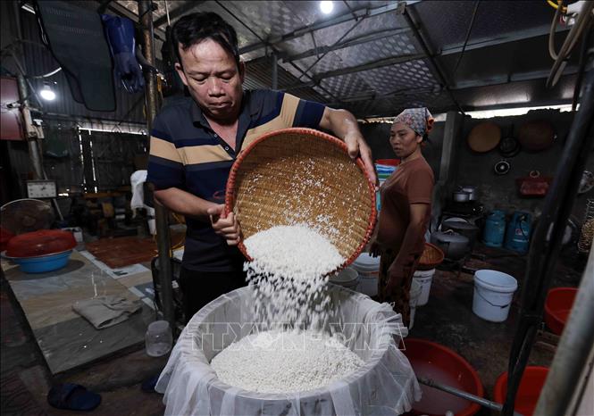 Xôi trước đây được nấu bằng bếp lửa, nay các gia đình sử dụng nồi hơi để nấu. Ảnh: Trần Việt - TTXVN