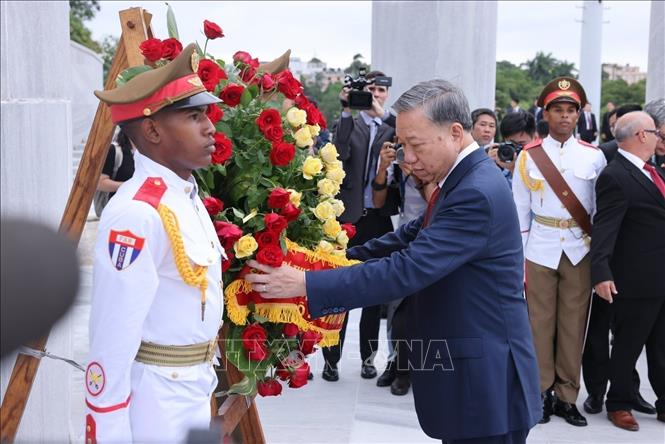 Party General Secretary and State President To Lam, his spouse and the Vietnamese delegation lay a wreath at the monument of Cuban hero Jose Marti. VNA Photo: Lâm Khánh 