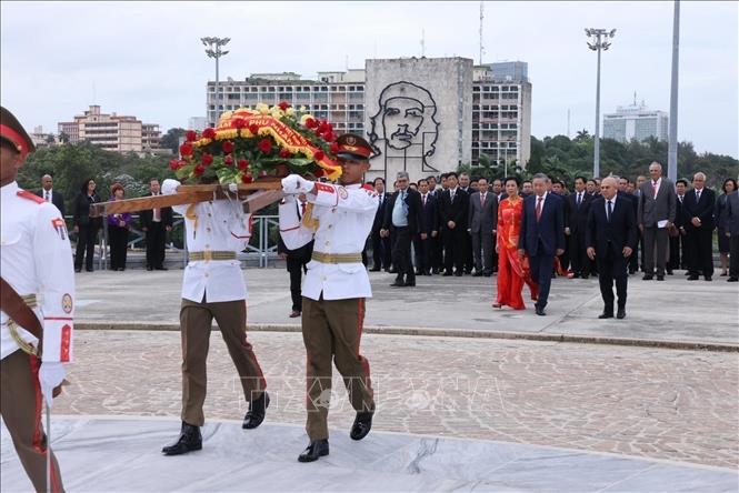 Party General Secretary and State President To Lam, his spouse and the Vietnamese delegation lay a wreath at the monument of Cuban hero Jose Marti. VNA Photo: Lâm Khánh 