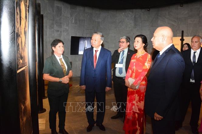 Party General Secretary and State President To Lam, his spouse and the Vietnamese delegation visit the memorial house of Cuban hero Jose Marti. VNA Photo: Lâm Khánh 