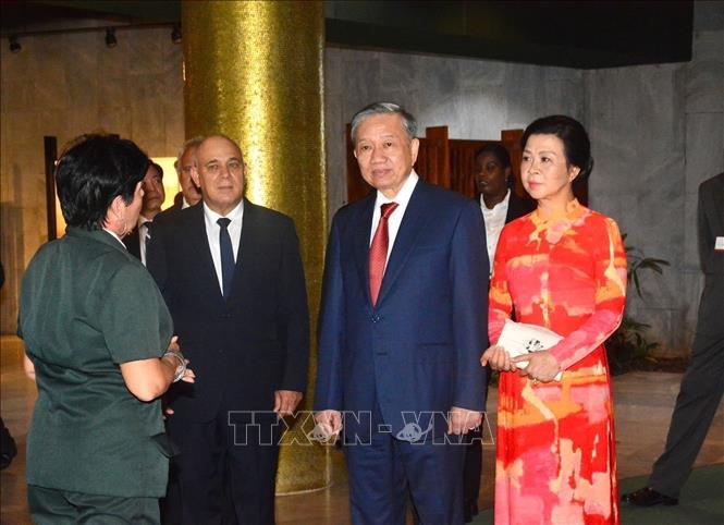 Party General Secretary and State President To Lam, his spouse and the Vietnamese delegation visit the memorial house of Cuban hero Jose Marti. VNA Photo: Lâm Khánh 