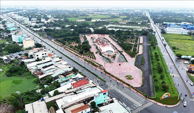 Đoạn cắt giữa Quốc lộ 1A với Quốc lộ 62, cửa ngõ từ Long An đi các tỉnh Đồng bằng sông Cửu Long. Ảnh: Hồng Đạt - TTXVN
