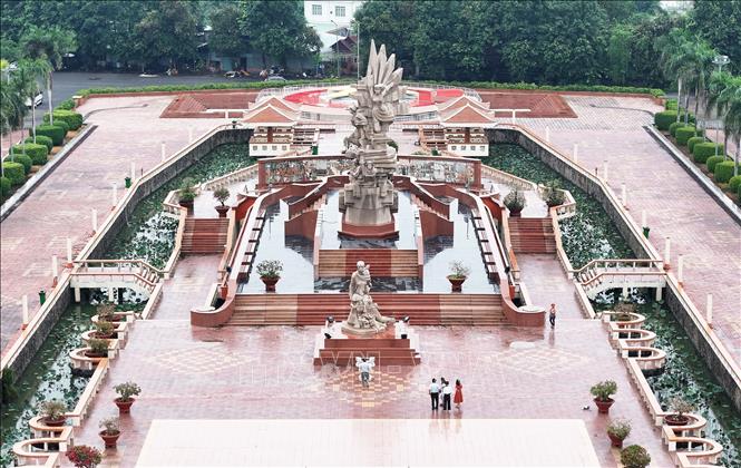 Công viên Tượng đài Long An “Trung dũng kiên cường, toàn dân đánh giặc”, biểu tượng của tỉnh Long An. Ảnh: Hồng Đạt - TTXVN

